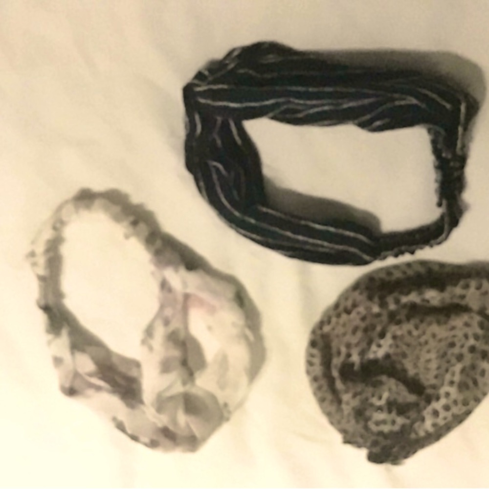 3 headbands, nice material. 1 blk/wht, 1pink/white/grey and 1 cheetah print.